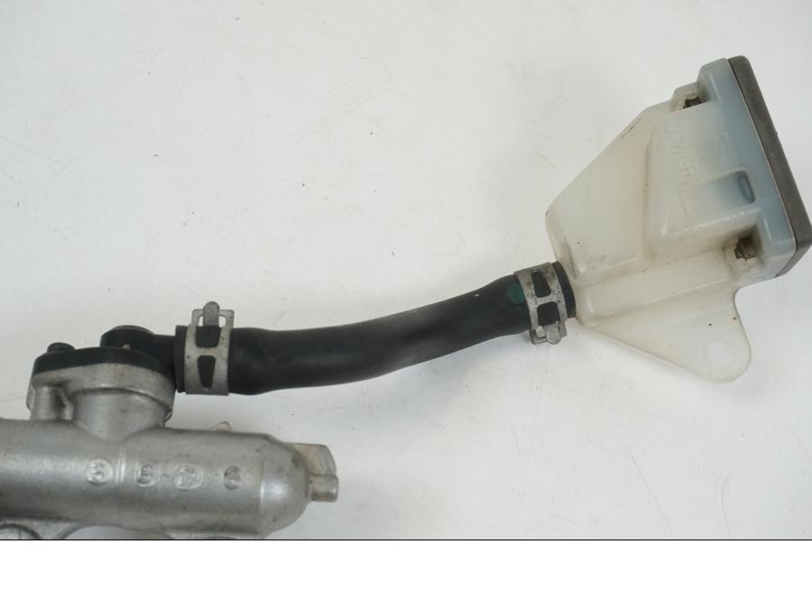 Höger sida på Bromshuvudcylinder från en Suzuki GSX-R 1000 -2003 motorcykel.