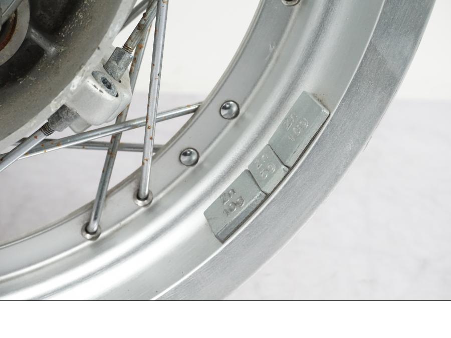 Snett uppifrån på Fälg från en Yamaha XV 1100 -1996 motorcykel.