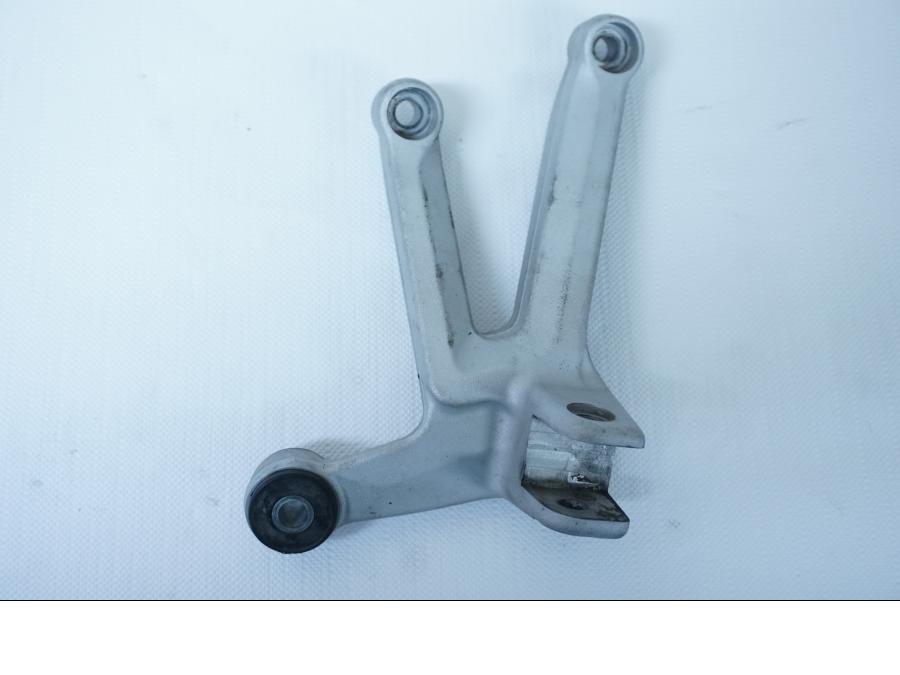 Framsidan på Fotpinnefäste från en Aprilia RSV 1000 -2004 motorcykel.