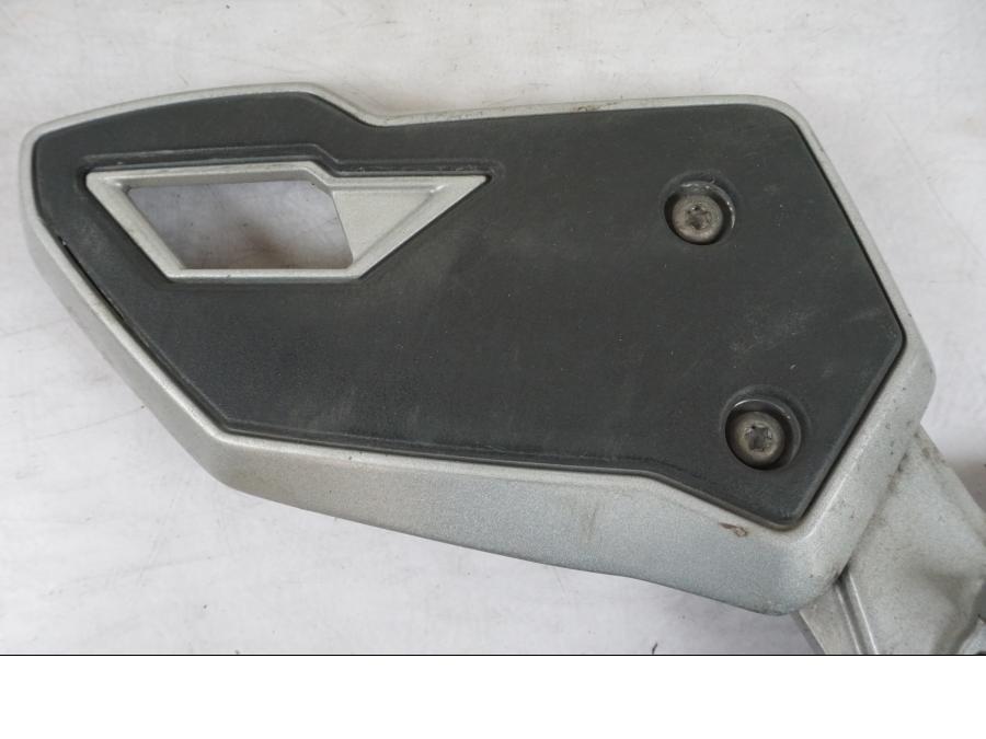 Vänster sida på Fotpinnefäste från en Triumph Tiger Explorer -2013 motorcykel.