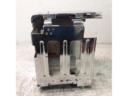 Baksidan på Batterihållare från en Suzuki LS 650 -2002 motorcykel.