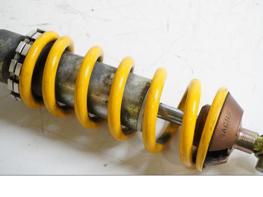 Snett uppifrån på Stötdämpare från en Cagiva Raptor 1000 -2002 motorcykel.