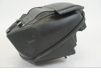 Vänster sida på Luftburk från en Ducati Hyperstrada -2013 motorcykel.