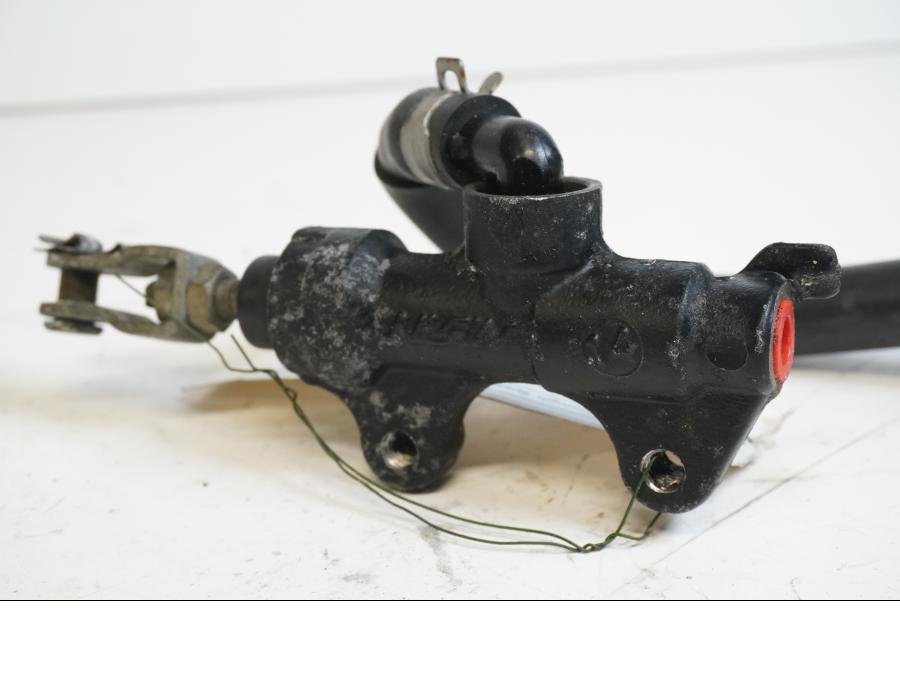 Höger sida på Bromshuvudcylinder från en Triumph Speed Triple -2002 motorcykel.