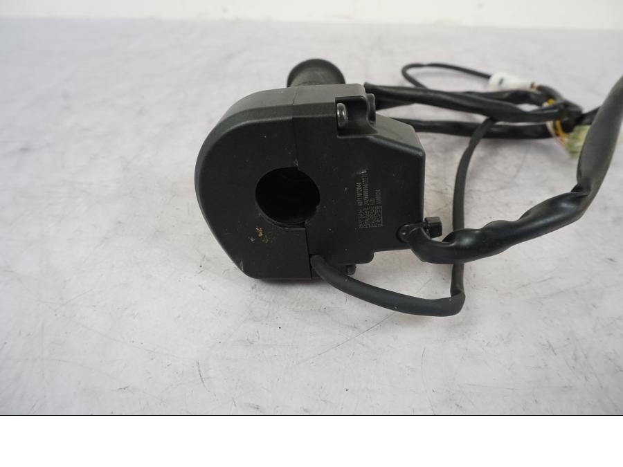 Vänster sida på Gasreglage från en KTM 1290 Super Duke R -2021 motorcykel.