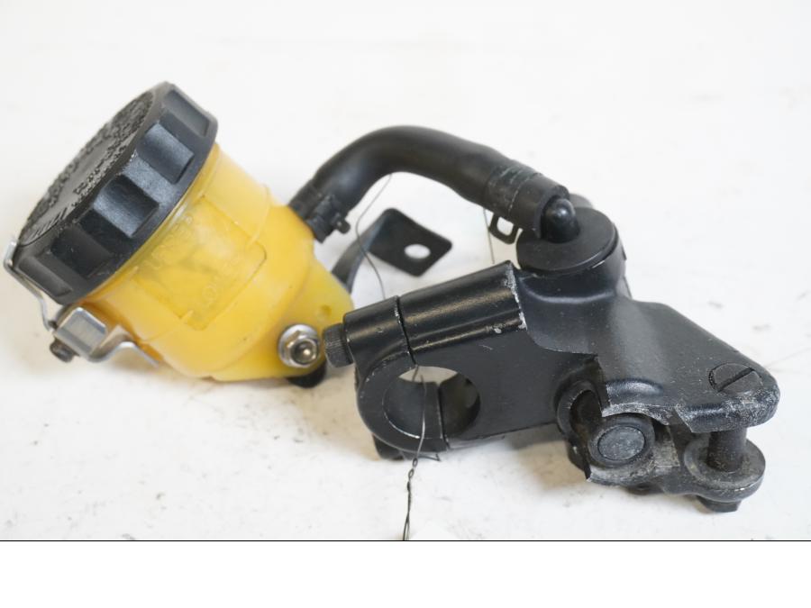 Framsidan på Bromshuvudcylinder från en Triumph TT 600 -2001 motorcykel.