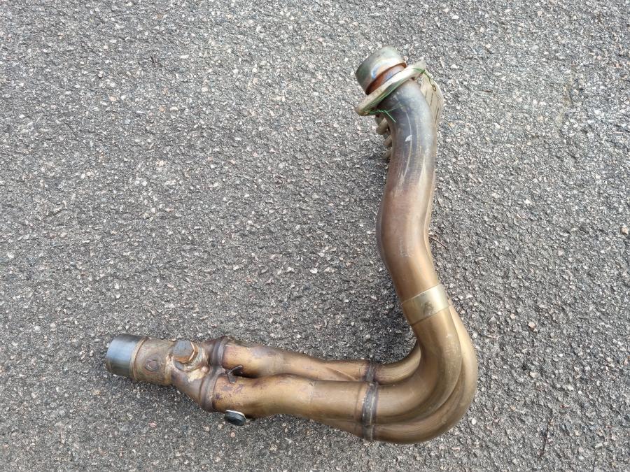 Vänster sida på Grenrör från en Suzuki GSX-R 750 -2006 motorcykel.