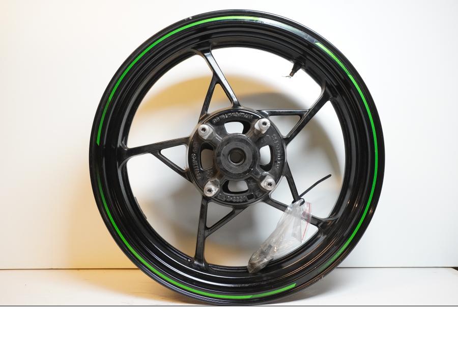 Framsidan på Fälg från en Kawasaki Z 900 -2017 motorcykel.