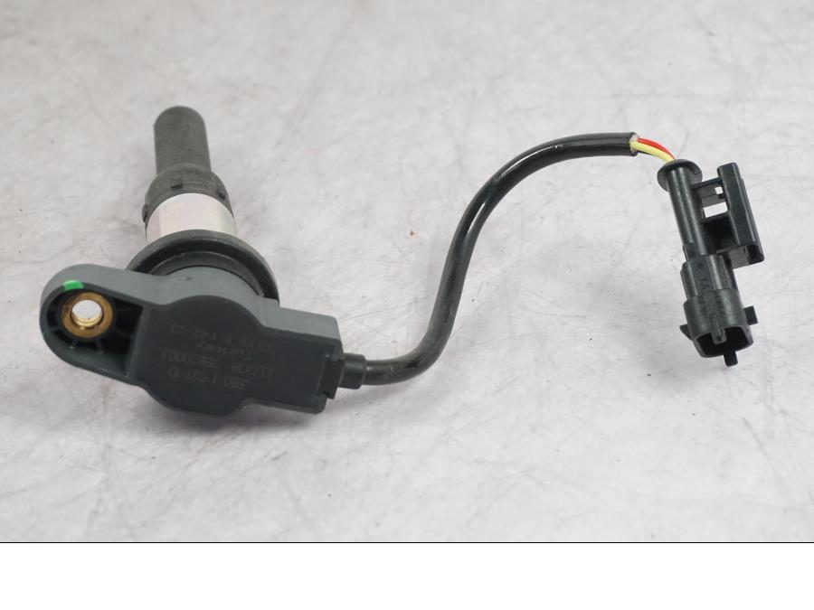 Snett nerifrån på Tändspole från en Ducati Multistrada V4 -2024 motorcykel.