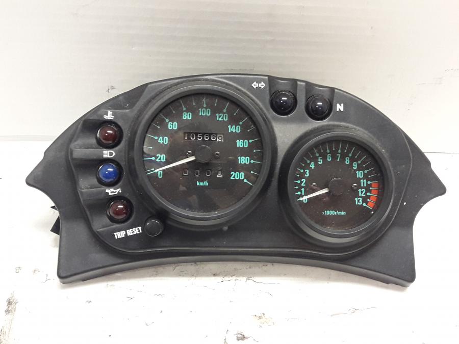 Framsidan på Instrumentpanel från en Kawasaki KLE 500 -2001 motorcykel.