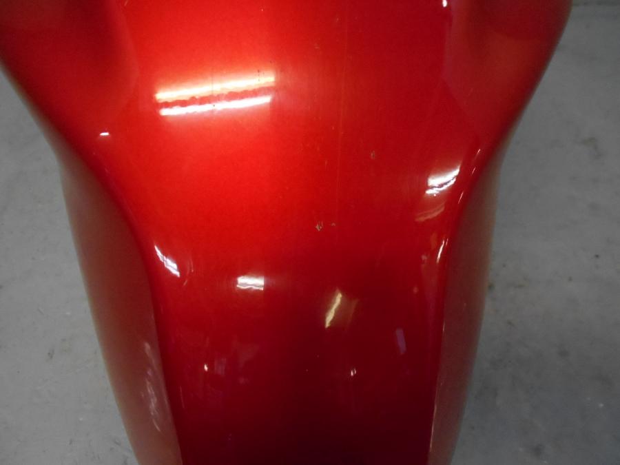 Snett nerifrån på Bensintank från en Yamaha YS 125 -2017 motorcykel.