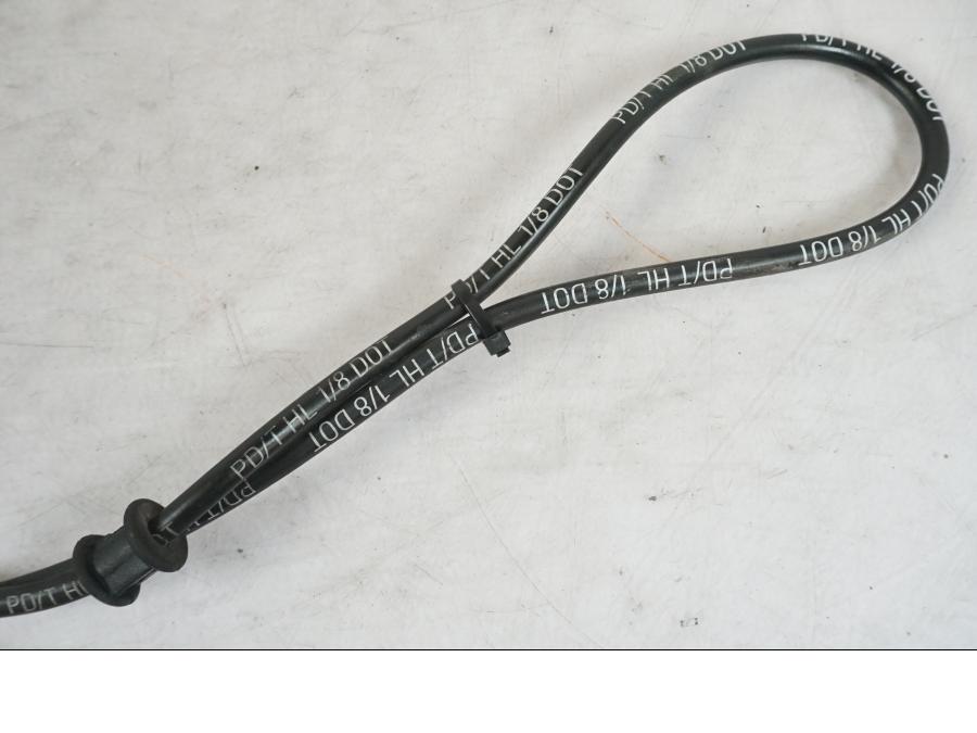 Vänster sida på Bromsledning från en Triumph Daytona 955I -2000 motorcykel.