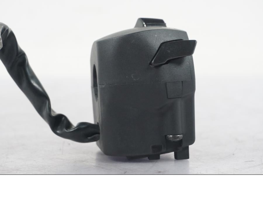 Snett uppifrån på Styrelreglage från en KTM 690 Duke -2015 motorcykel.