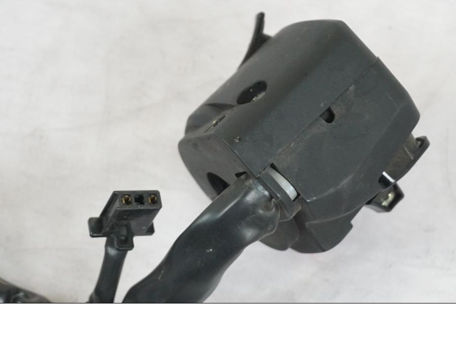 Snett uppifrån på Styrelreglage från en Kawasaki Z 900 -2019 motorcykel.