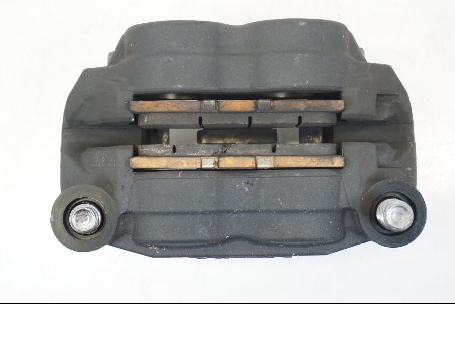 Snett nerifrån på Bromsok från en Honda CBR 650 R -2019 motorcykel.