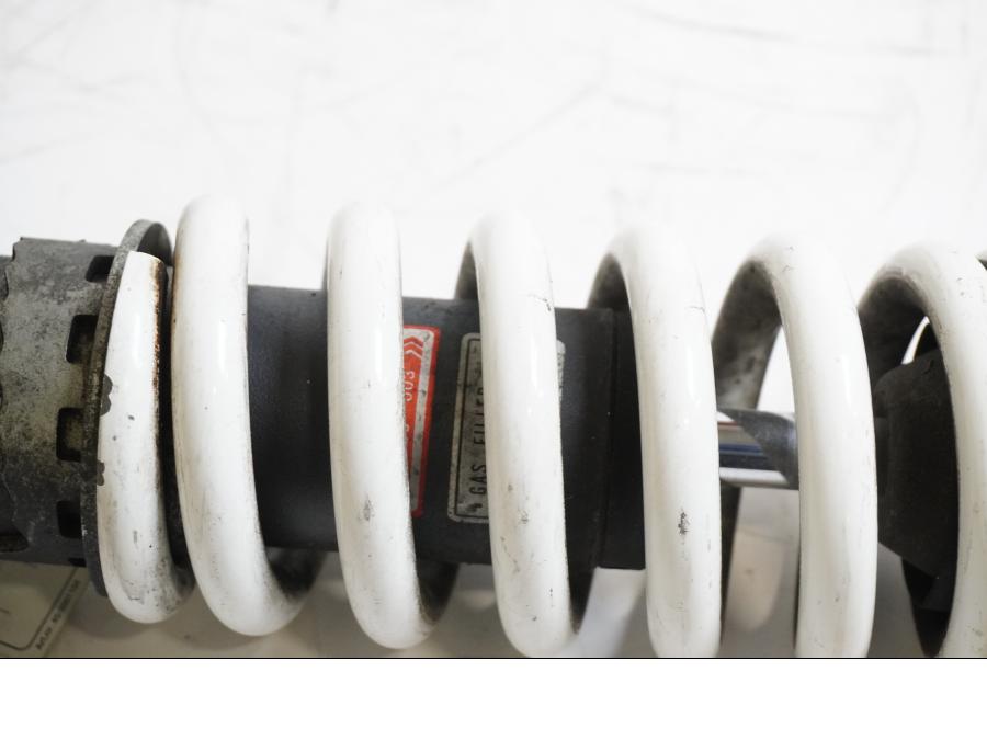 Snett nerifrån på Stötdämpare från en Honda CBR 900 RR -2000 motorcykel.