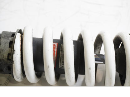 Snett nerifrån på Stötdämpare från en Honda CBR 900 RR -2000 motorcykel.