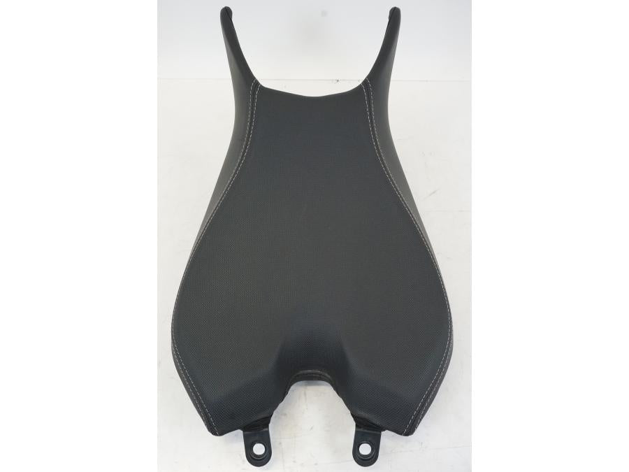 Höger sida på Sadel från en Triumph Speed Triple -2021 motorcykel.