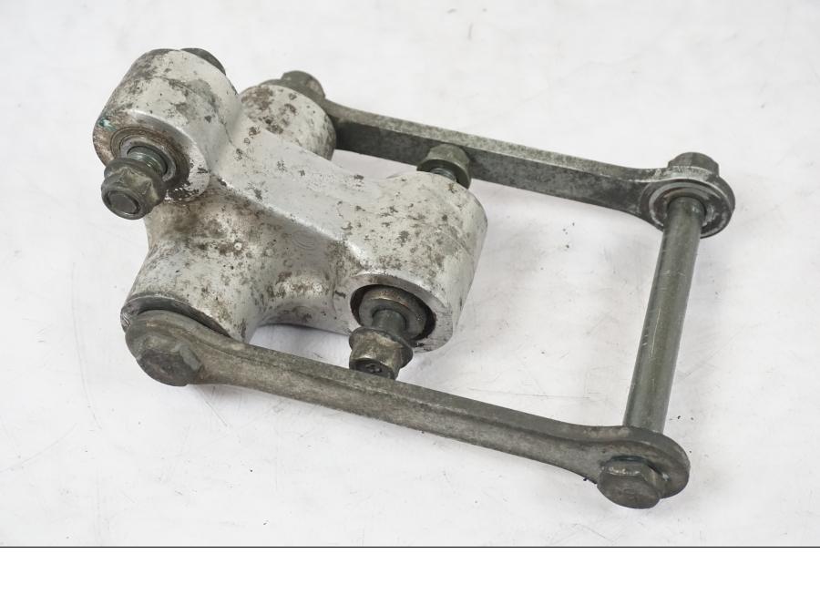 Framsidan på Stötdämparlänkage från en Yamaha XVS 1100 -2000 motorcykel.