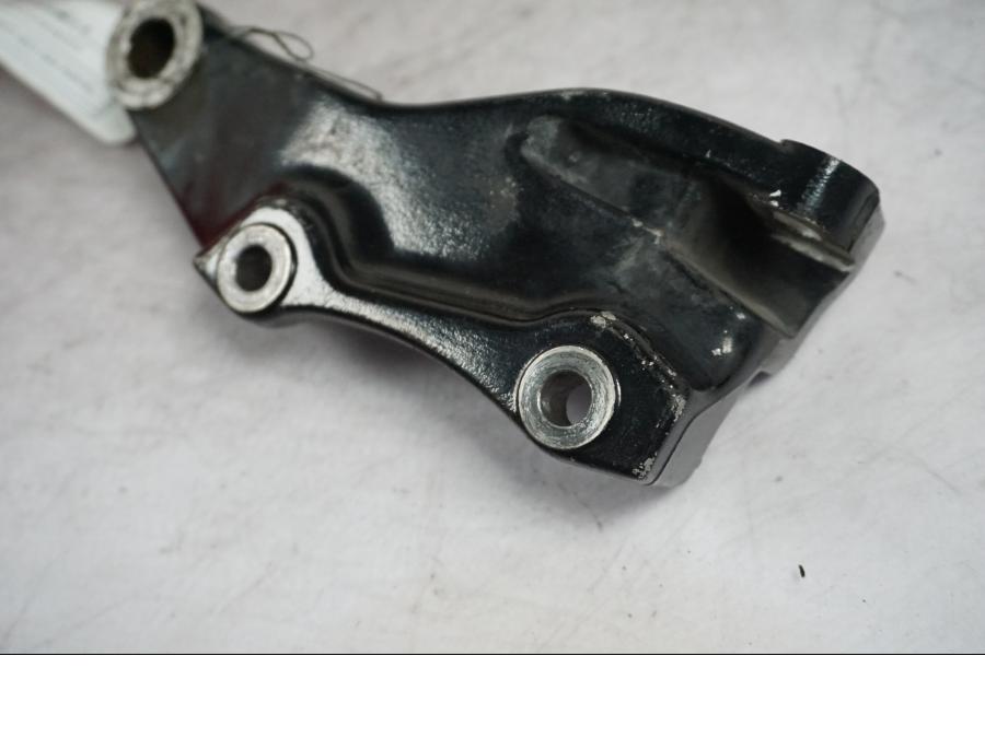 Baksidan på Bromsoksfäste från en Yamaha XVS 1100 -1999 motorcykel.