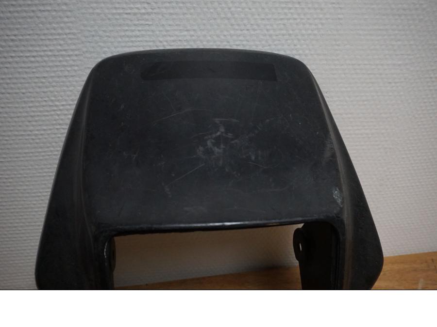 Baksidan på Strålkastarkåpa från en Suzuki DR 650 -1994 motorcykel.