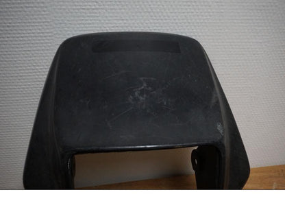 Baksidan på Strålkastarkåpa från en Suzuki DR 650 -1994 motorcykel.