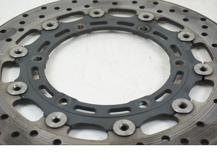 Baksidan på Bromsskiva från en Yamaha YZF R6 -1999 motorcykel.