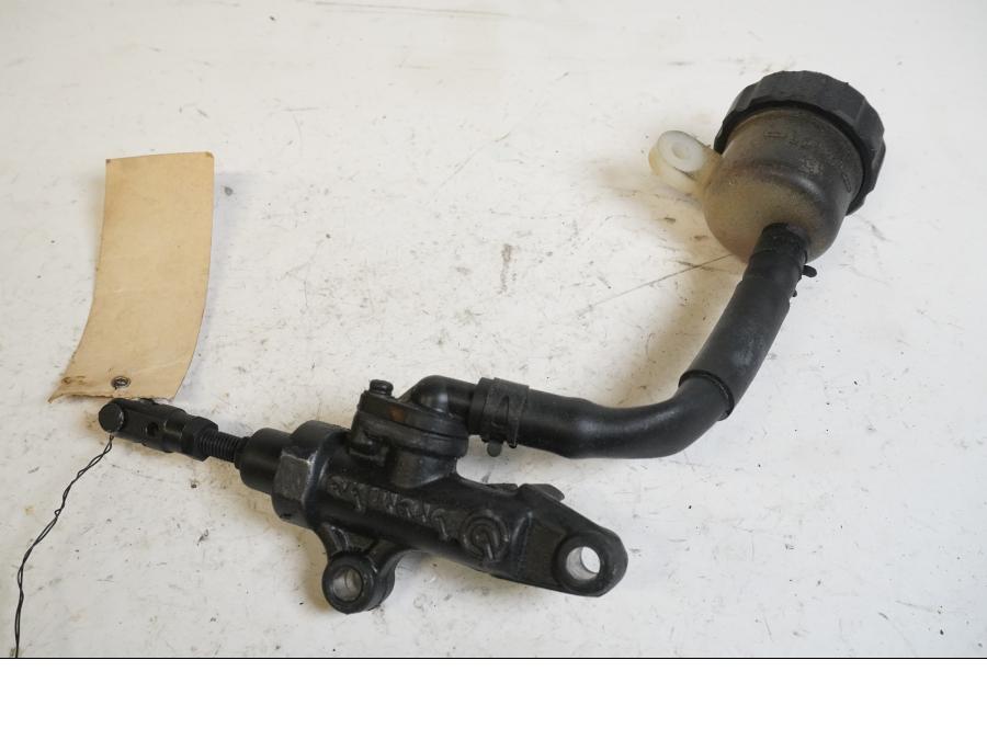 Framsidan på Bromshuvudcylinder från en Yamaha YZF R6 -1999 motorcykel.