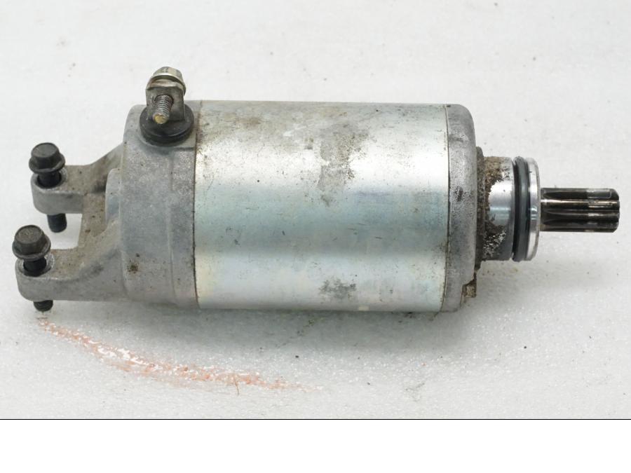 Framsidan på Startmotor från en Triumph Daytona 675 -2008 motorcykel.