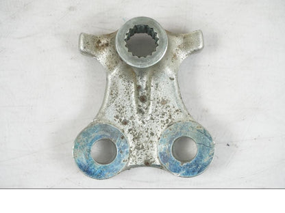 Vänster sida på Styrplatta från en Suzuki LTA 750 XP E -2009 motorcykel.