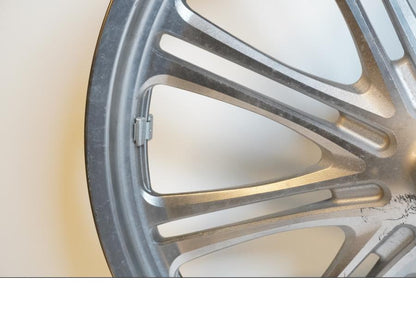 Snett uppifrån på Fälg från en Kawasaki VN 900 -2007 motorcykel.