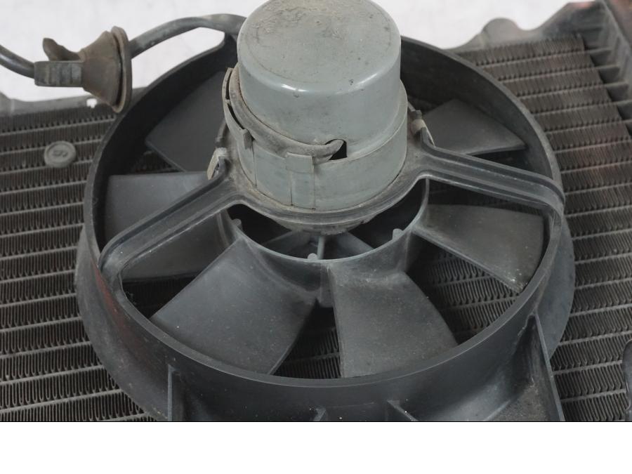 Höger sida på Vattenkyl från en BMW K 1100 LT -1999 motorcykel.