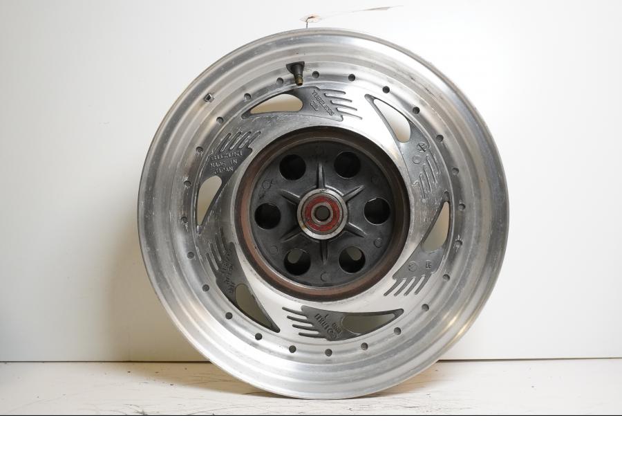 Framsidan på Fälg från en Suzuki VZ 800 -1997 motorcykel.