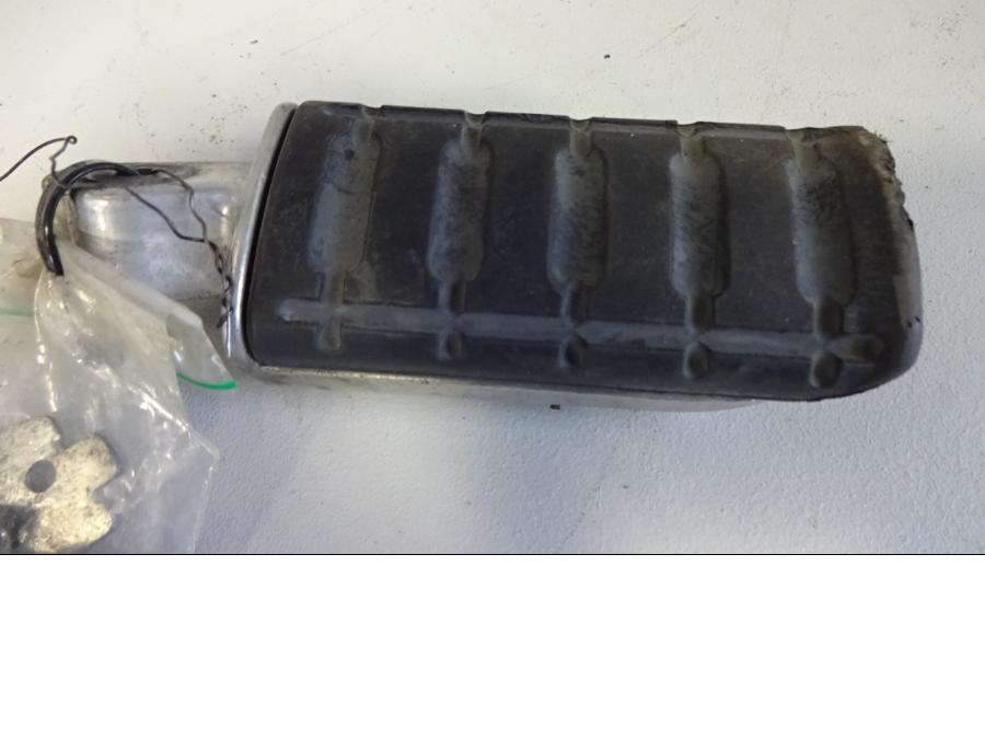 Framsidan på Fotpinne från en Honda XL 1000 V -2008 motorcykel.