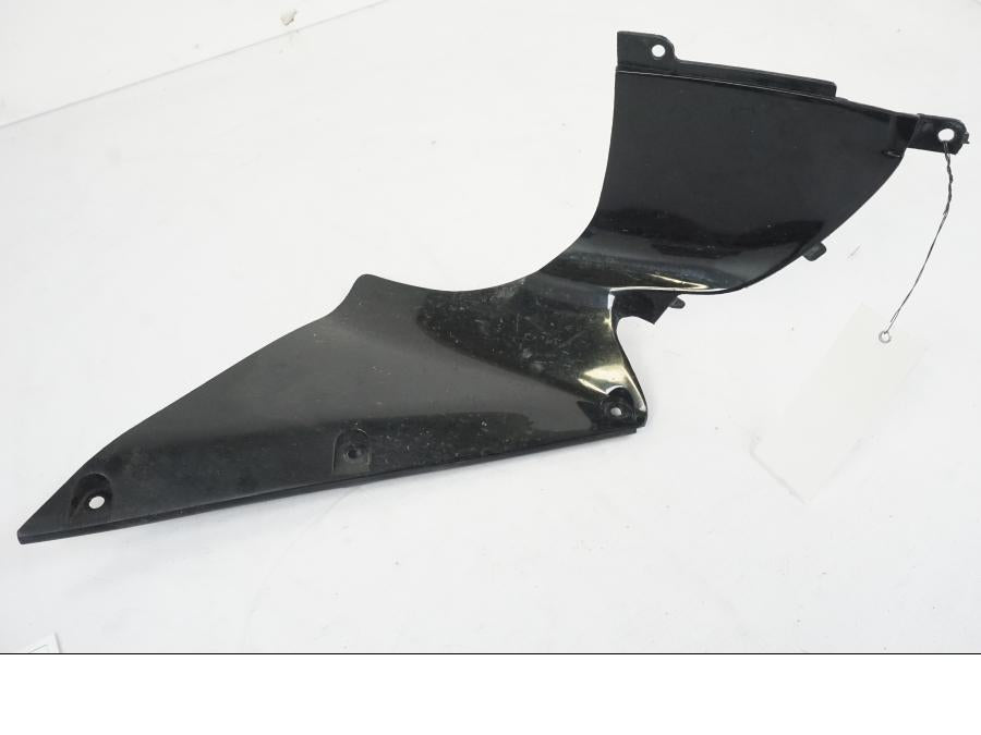 Framsidan på Sidkåpa innerplast från en Yamaha YZF 1000 R1 -2007 motorcykel.