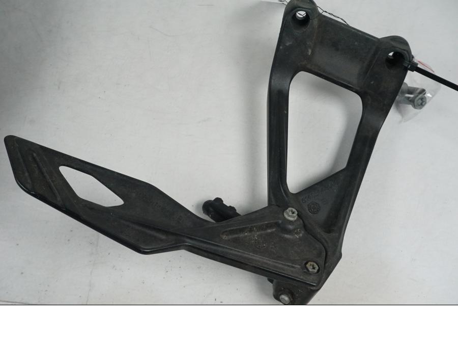 Snett nerifrån på Fotpinnefäste från en KTM 1290 Super Duke GT -2017 motorcykel.