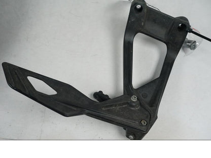 Snett nerifrån på Fotpinnefäste från en KTM 1290 Super Duke GT -2017 motorcykel.