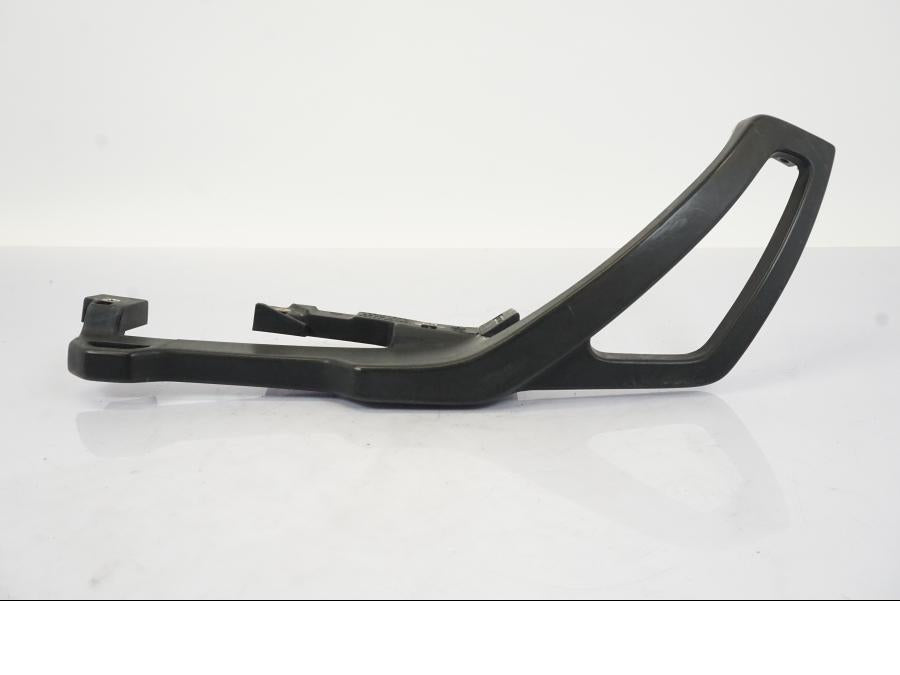 Baksidan på Passagerarhandtag från en BMW R 1150 RS -2003 motorcykel.