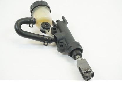 Baksidan på Bromshuvudcylinder från en Honda CBR 1000 RR -2010 motorcykel.