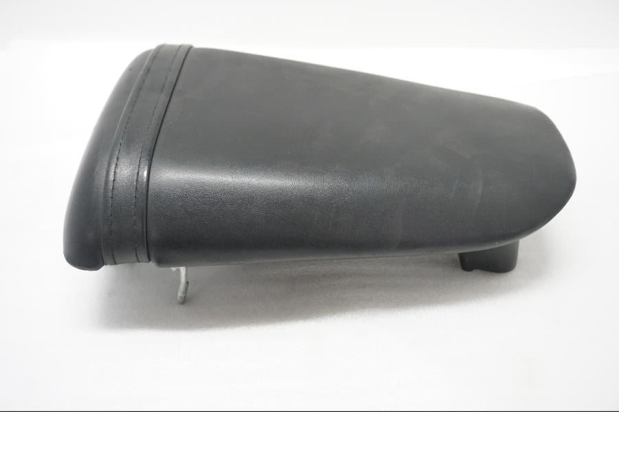 Baksidan på Sadel från en Honda CBR 900 RR -1998 motorcykel.