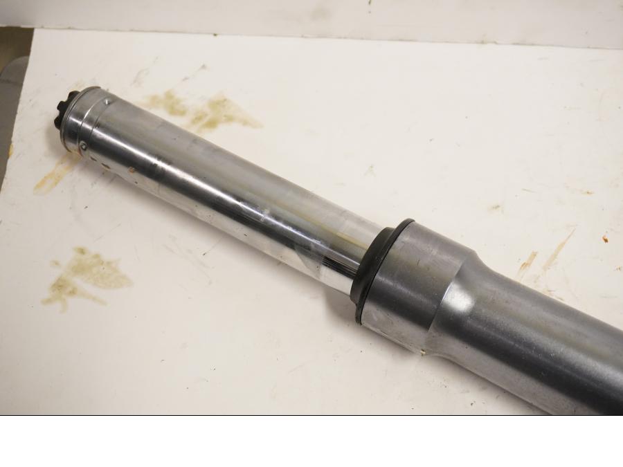 Vänster sida på Gaffelben från en BMW R 1100 S -1999 motorcykel.