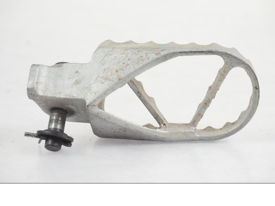 Snett nerifrån på Fotpinne från en KTM 390 Adventure -2021 motorcykel.