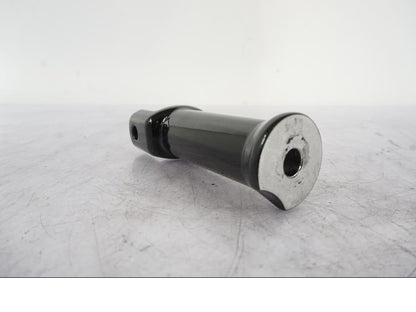 Vänster sida på Fotpinnefäste från en H-D Softail Sport Glide FLSB -2022 motorcykel.