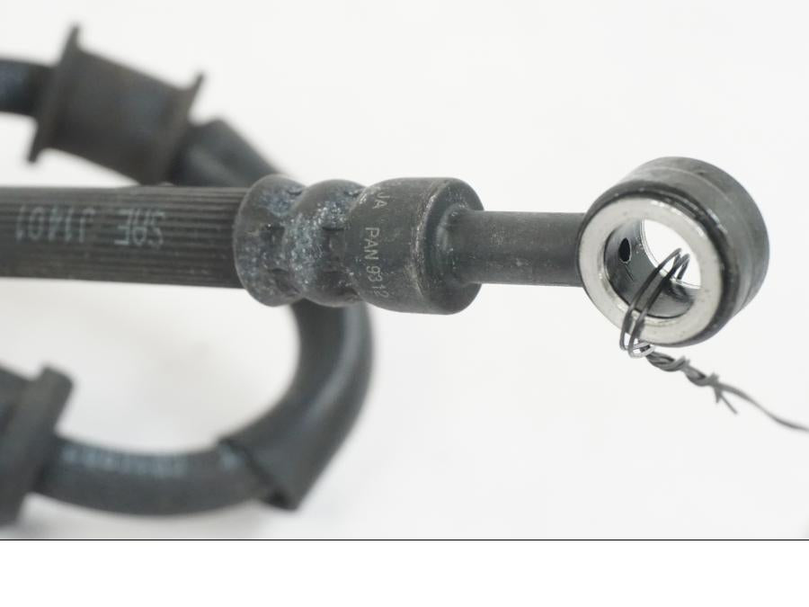 Snett uppifrån på Bromsledning från en Yamaha MT-07 -2019 motorcykel.