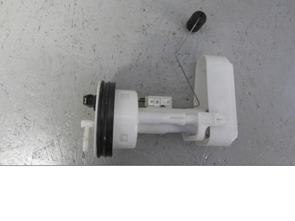 Baksidan på Bensinpump insprut från en Suzuki LTA 750 XP E -2009 motorcykel.