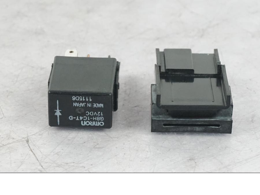 Baksidan på <p>Relä från Yamaha XJR 1300 2005.</p>

<p>G8H-1C4T-D. Plast fästet har brytts av så sitter ej ihop se bilder.</p> motorcykel.