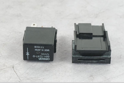 Baksidan på <p>Relä från Yamaha XJR 1300 2005.</p>

<p>G8H-1C4T-D. Plast fästet har brytts av så sitter ej ihop se bilder.</p> motorcykel.