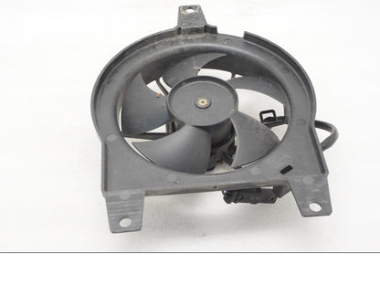 Baksidan på Vattenkylfläkt från en BMW F 800 R -2011 motorcykel.