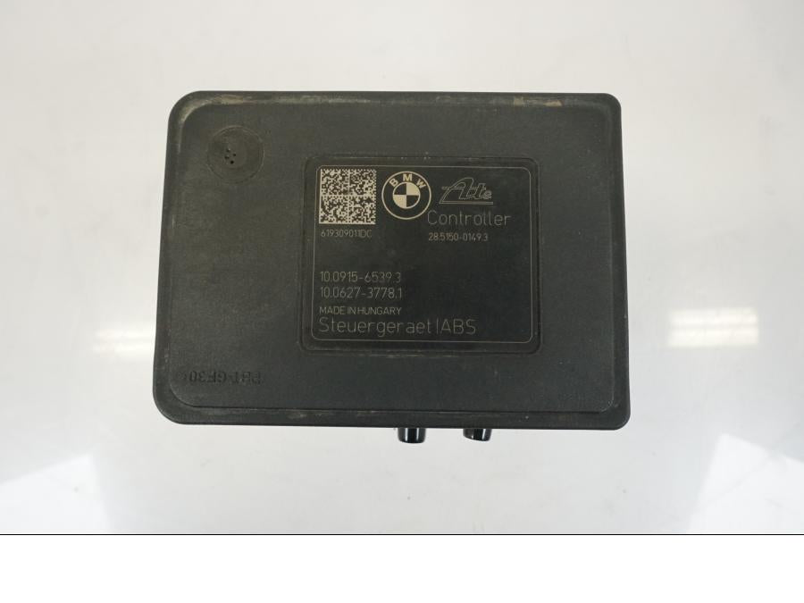 Snett uppifrån på ABS Modulator från en BMW R 1250 GS -2019 motorcykel.