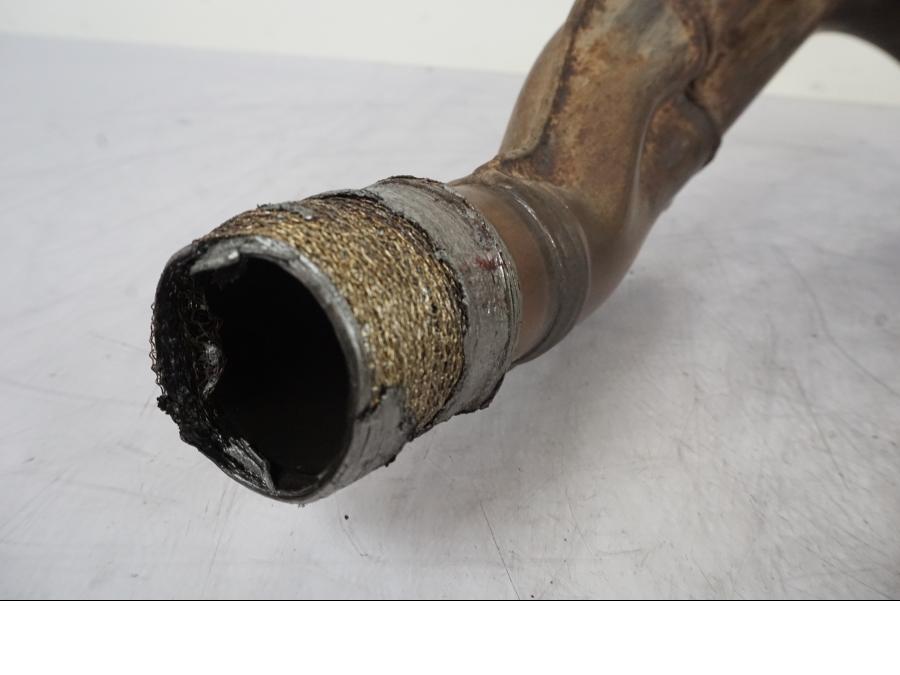 Vänster sida på Grenrör från en Kawasaki ER-6F -2010 motorcykel.